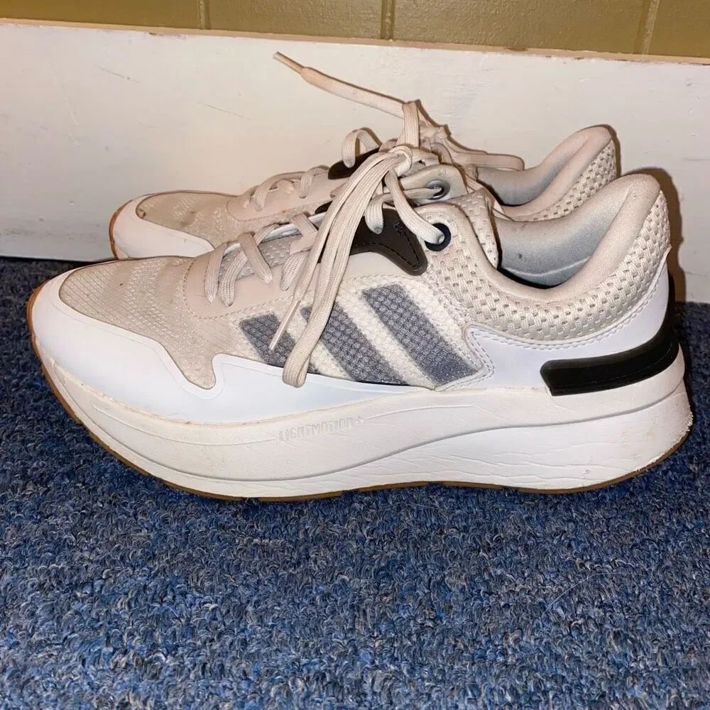 Adidas light motion women 7 low top athletic sneakers white with black